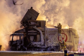 Feueralarm im Landkreis Zwickau: Müllauto komplett ausgebrannt