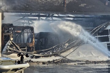 Fahrzeughalle steht nach Busbrand in Flammen: 66-Jährige verletzt