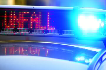 Unfall A3: Lkw kracht in Mittelleitplanke: A3 nach Laster-Unfall gesperrt