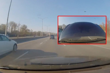 Motorhaube klappt plötzlich auf Autobahn hoch: Fahrer staunt über seine eigene Reaktion