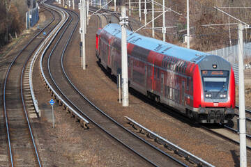 Betonplatten auf Gleise gelegt: Bahn sperrt Streckenabschnitt