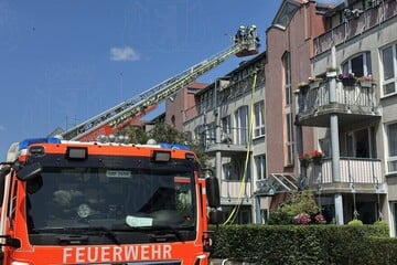 Berlin: Feuer bricht in Dachgeschoss aus: Evakuierung mit Großaufgebot von Einsatzkräften