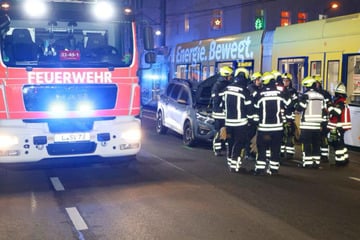 Beim Abbiegen: Dacia-Fahrer übersieht Straßenbahn und endet in Klinik