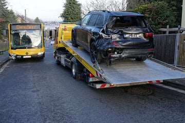Linienbus kracht in geparkten Mercedes: Hoher Sachschaden