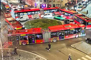 Knoten im Kreisverkehr: Vier Busse sorgen für Chaos