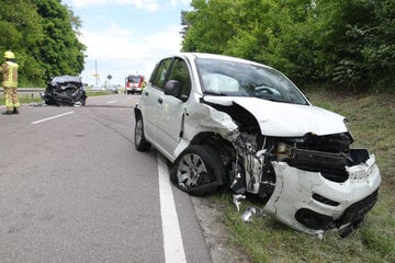 Auto in Gegenverkehr geschleudert: Mehrere Verletzte, darunter Familie mit Kind