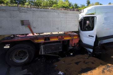 Unfall A3: Transporter knallt auf A3 in Lkw, Fahrer muss aufwendig gerettet werden