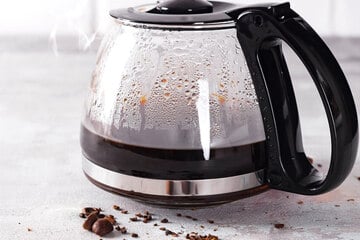Kaffeekanne ohne zu schrubben reinigen: Mit diesen Tipps wird sie sauber
