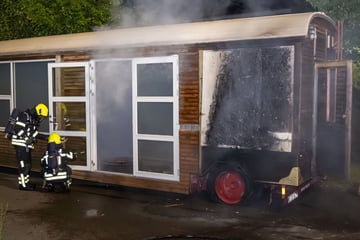 Leipzig: Alter Zirkuswagen fängt in Schkeuditz plötzlich Feuer