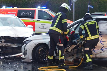 Böser Unfall nach Wendemanöver: Feuerwehr rettet Fahrer aus Wrack
