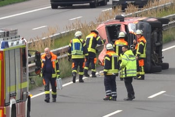 Unfall A1: Transporter überschlägt sich mehrfach und sorgt für kilometerlangen Stau auf der A1