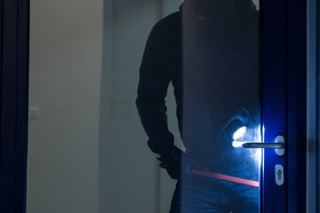 Gefesselt und beraubt: Masken-Mann überrascht Ehepaar im Schlaf