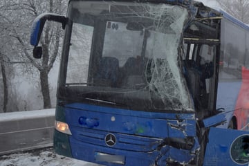 Laster schlittert in Bus: Fünf Kinder haben großes Glück