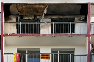 Feuer in zehnter Etage ausgebrochen: Mann fällt aus Wohnung und stirbt