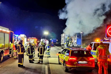 Unfall A4: Lkw-Anhänger brennt: A4 Richtung Dresden voll gesperrt, Bergungsarbeiten dauern an