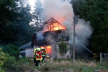 Chemnitz: Haus steht lichterloh in Flammen: Leiche entdeckt!