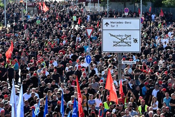 Tausende protestieren gegen Sparkurs bei Mercedes-Benz