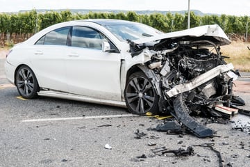Fahrzeuge krachen frontal ineinander: Zwei Autofahrer schwer verletzt