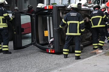Plötzlich liegt der Volvo quer: Fahrer nach Unfall im Krankenhaus