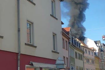 Innenstadt nach Dachstuhlbrand abgesperrt: Großeinsatz der Feuerwehr