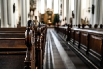Man klaut Geld aus Opferstock in Kirche