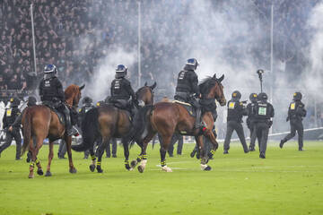 DFB-Pokal live: Derby läuft nach Fan-Chaos und Polizei-Einsatz wieder