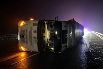 Unfall A71: Lkw kippt auf Autobahn um: A71 gesperrt