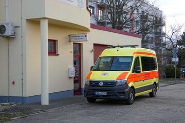 Sanitäter direkt vor Rettungswache angegriffen und verletzt: Polizei sucht Zeugen