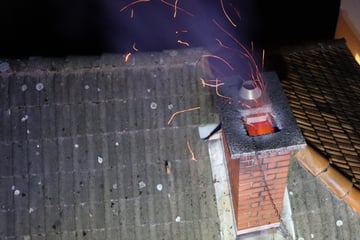 Schornstein brennt: Feuerwehr muss mitten in Nacht ausrücken