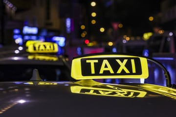 Taxifahrer mit Waffe bedroht und ausgeraubt: Polizei fahndet nach flüchtigem Täter