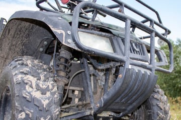 Mutter und Tochter krachen mit Quad gegen Zaun: Mädchen (9) schwer verletzt