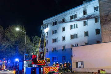 18 Bewohner mussten raus: Mehrfamilienhaus nach Brand evakuiert