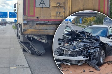 Unfall A9: Sperrung nach A9-Unfall: BMW-Fahrer kracht gegen Lkw
