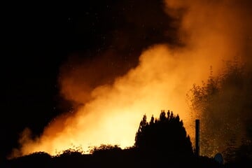 Leipzig: Schwierige Löscharbeiten: Gartenlauben stehen in der Nacht lichterloh in Flammen