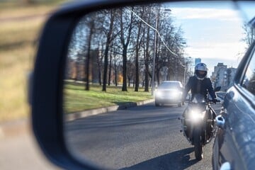 Überholvorgang geht schief: Motorradfahrer über Haube geschleudert