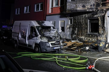 Nächtlicher Brand in Wuppertal: Sperrmüll setzt Haus in Flammen