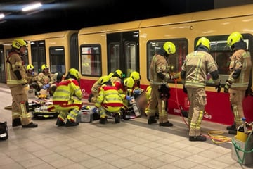 Berlin: Lebensgefahr! Person wird zwischen Bahnsteig und S-Bahn eingeklemmt