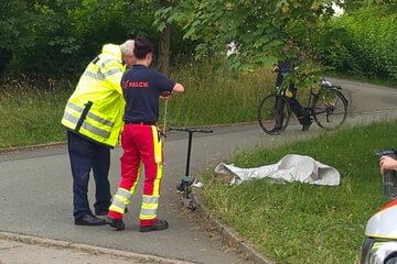 Rettungshubschrauber im Einsatz: Kind (11) unter Auto eingeklemmt
