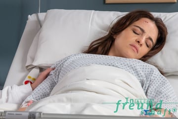 In aller Freundschaft: Angreiferin oder Opfer? Ehemalige Krankenschwester kommt mit schweren Verletzungen in die Sachsenklinik