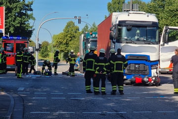 Tödlicher Unfall an Kreuzung: Motorradfahrer von Lkw überrollt