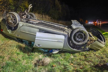 Unfall A4: Unfall auf A4: Renault kommt von Straße ab und überschlägt sich