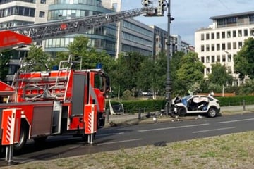 Berlin: Mann kracht in Charlottenburg gegen Laterne: Feuerwehr muss anrücken