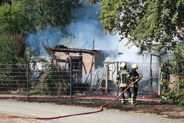 Leipzig: Rauchsäule über Leipzig: Gartenlauben in Flammen