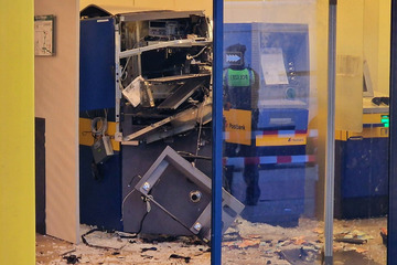 Geldautomat in die Luft gesprengt! Polizei sammelt Zehner vom Gehweg ein