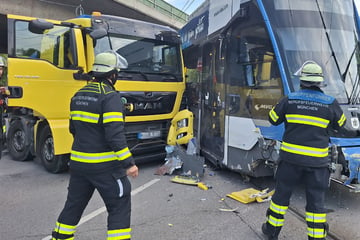 Laster kracht in voll besetzte Tram in München