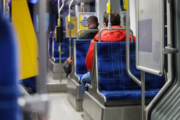 Leipzig: Trio raubt Leipziger brutal aus und fährt mit Straßenbahn davon