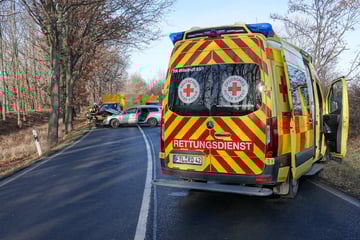 Frontalcrash! DHL-Transporter und Passat krachen ineinander - zwei Personen verletzt