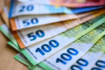 10.000 Euro auf Bundesstraße verloren: Männer sammeln Scheine ein und fliehen