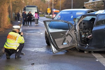 Auto und Linienbus krachen ineinander: 82-Jährige überlebt schweren Unfall nicht