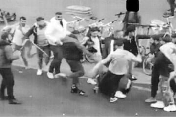 Prügel-Gruppe schlug gemeinsam auf am Boden liegenden Mann ein